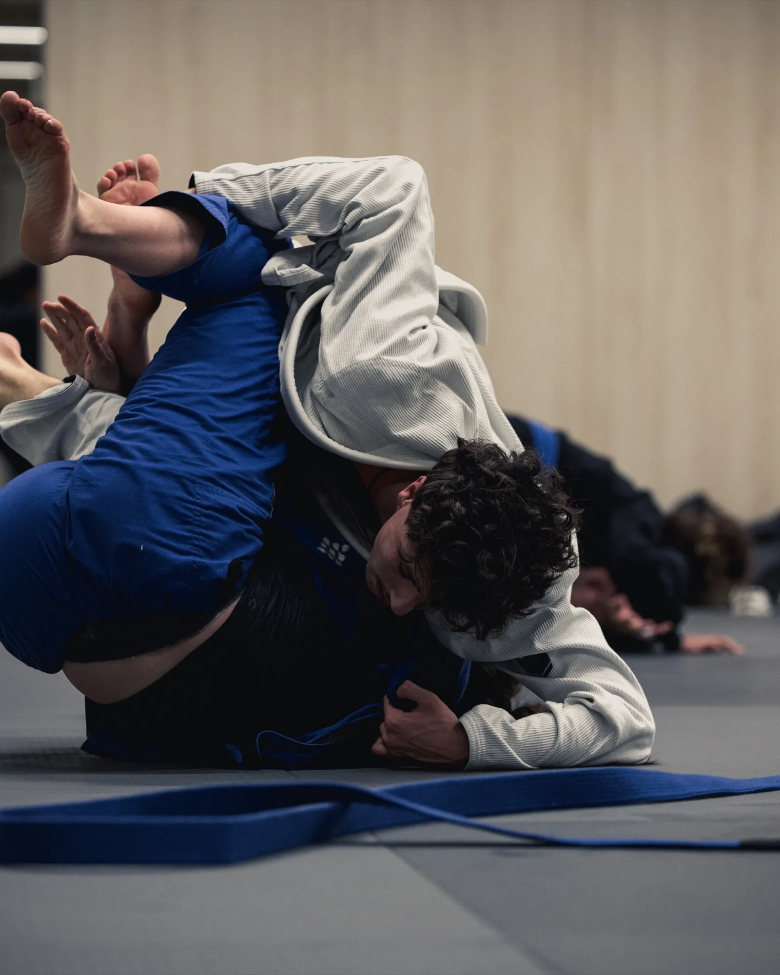 Tom au sol — passage de garde