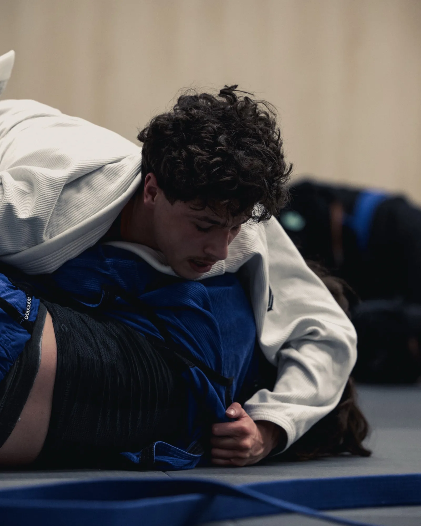 Tom en pression — side control